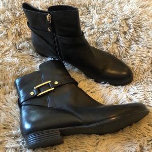 💋SALE💋 Black booties with gold accents